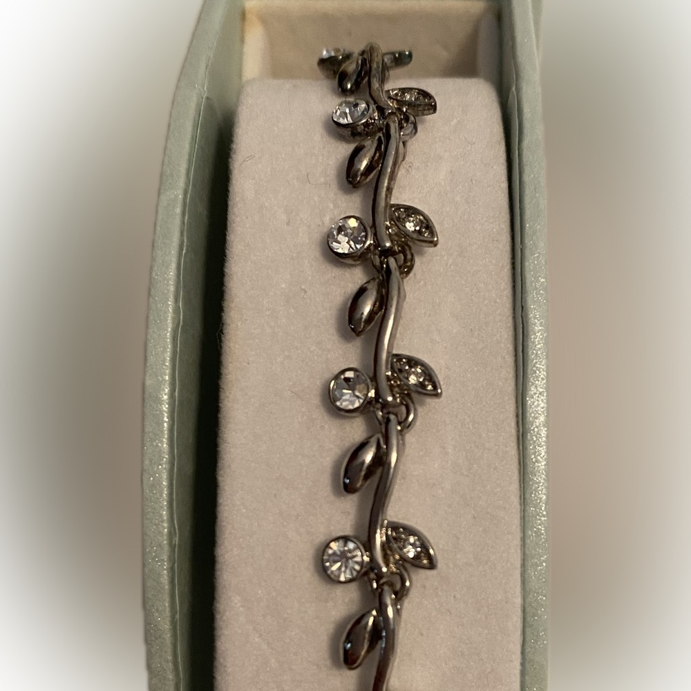 NWT Portmeiron Leaf Link Bracelet, Brand new platinum plate rhinestone.